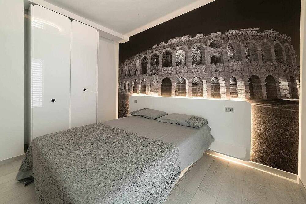 Entire apartment, Residence Arena - new, modern, air con and pool in Lazise, Garda Mountains