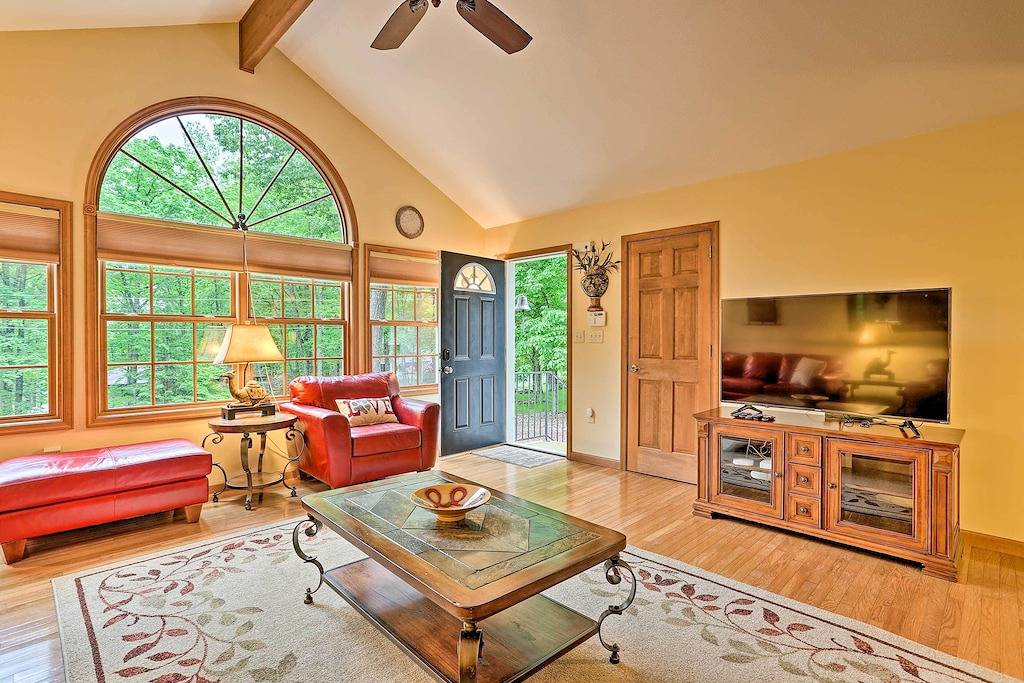 Bushkill Beauty-Hottub, Firepit, Lake in Lehman Township, Pike County