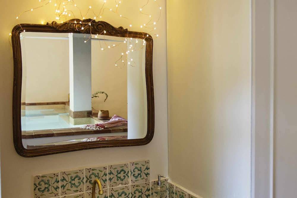 Apartamento entero, L'Esparter, con acceso a la piscina interior in Olot, Parc Natural de Zona Volcànica de la Garrotxa