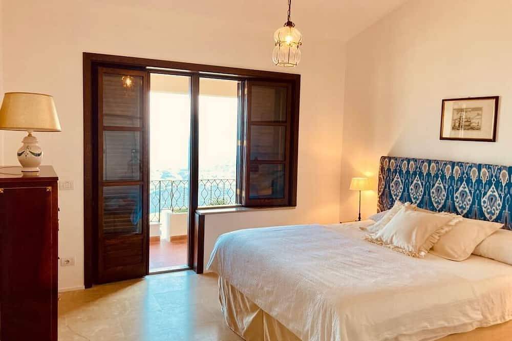 Villa con piscina nel verde di Taormina con vista in lontananza sull'Etna e sul mare in Castelmola, Provincia di Messina