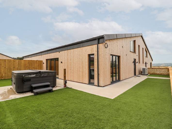 Cottage for 6 people, with garden and hot tub, with pets in The Cotswolds