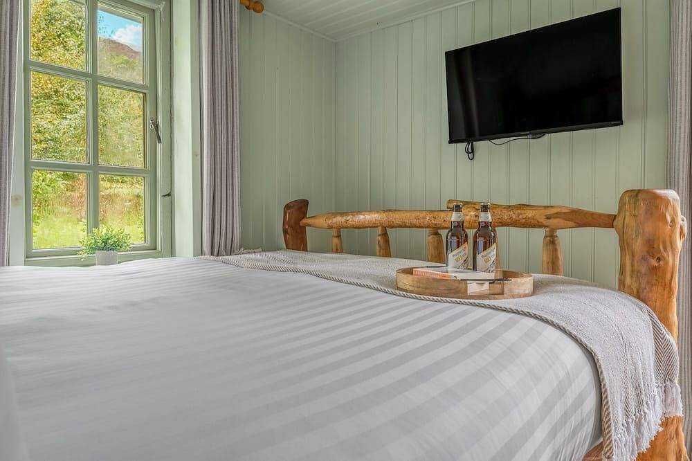 Entire apartment, Juniper Lodge, Shepherd's Hut  for 2 in the Lake District with exclusive hot tub in Lake District