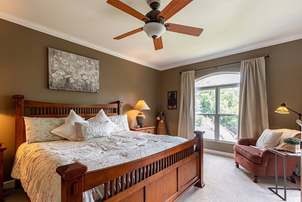 Ganze Wohnung, Mountain Condo mit spektakulärer Aussicht auf Toxaway Falls in Lake Toxaway