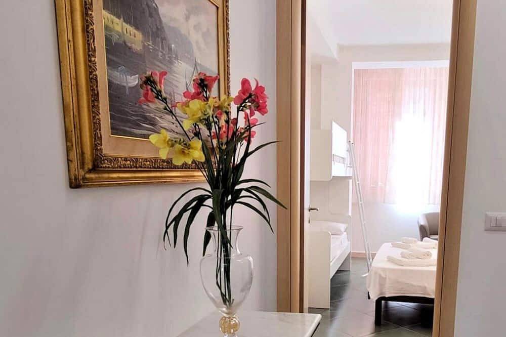 Geheel appartement, Seafront Apartment for 4 Guests in Santa Maria di Castellabate, Cilento