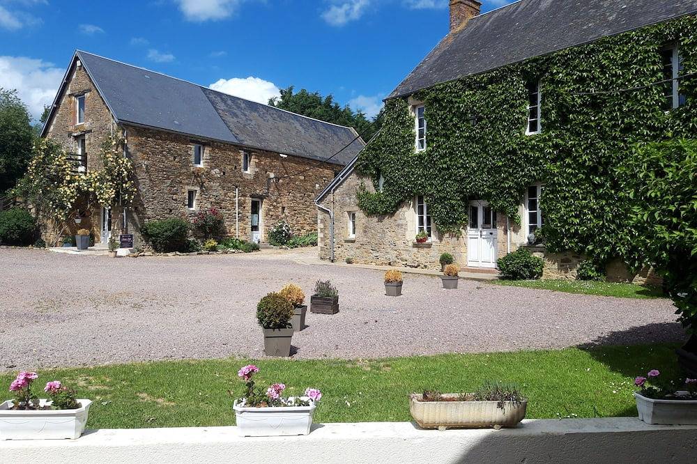 Gîte de Campagne de 15 Personnes Idéal Pour un Séjour en Famille ! in Notre-Dame-de-Bonne-Nouvelle, Región de Caen