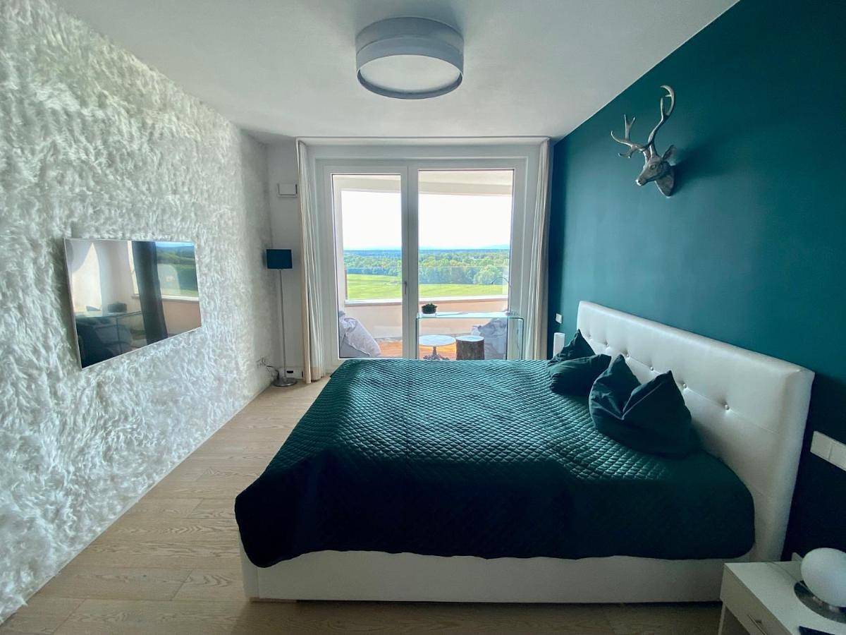 Ganze Ferienwohnung, Alpen-Panorama Suite - Einzigartige Privatsuite hoch über München, 12tes Og, Alpenblick, Loggia, Whirlpool, 15 Minuten zum Zentrum, Ruhe und Erholung in der Stadt München für privat und geschäftlich Reisende in München Thalkirchen, München