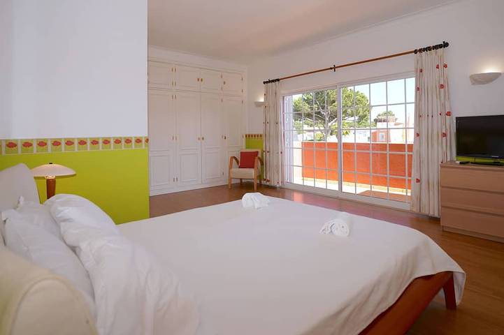 Villa Luz, mit 7 Schlafzimmern, 7 Wc, Schwimmbad, schöner Garten, in der Nähe von Golf und Strände in Vilamoura, Quarteira