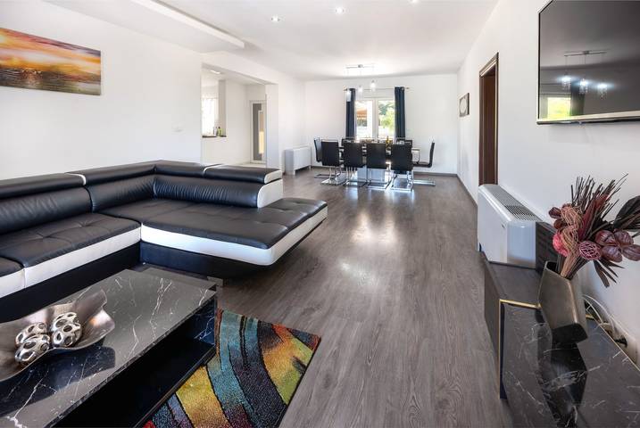 Ferienhaus für 10 Personen, mit Pool und Sauna sowie Garten