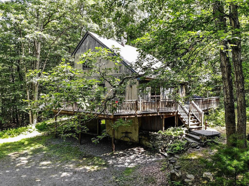 Modern Retreat in Wäldern mit Bachlauf und Wandern in der Nähe von Bethel Woods in Sullivan County