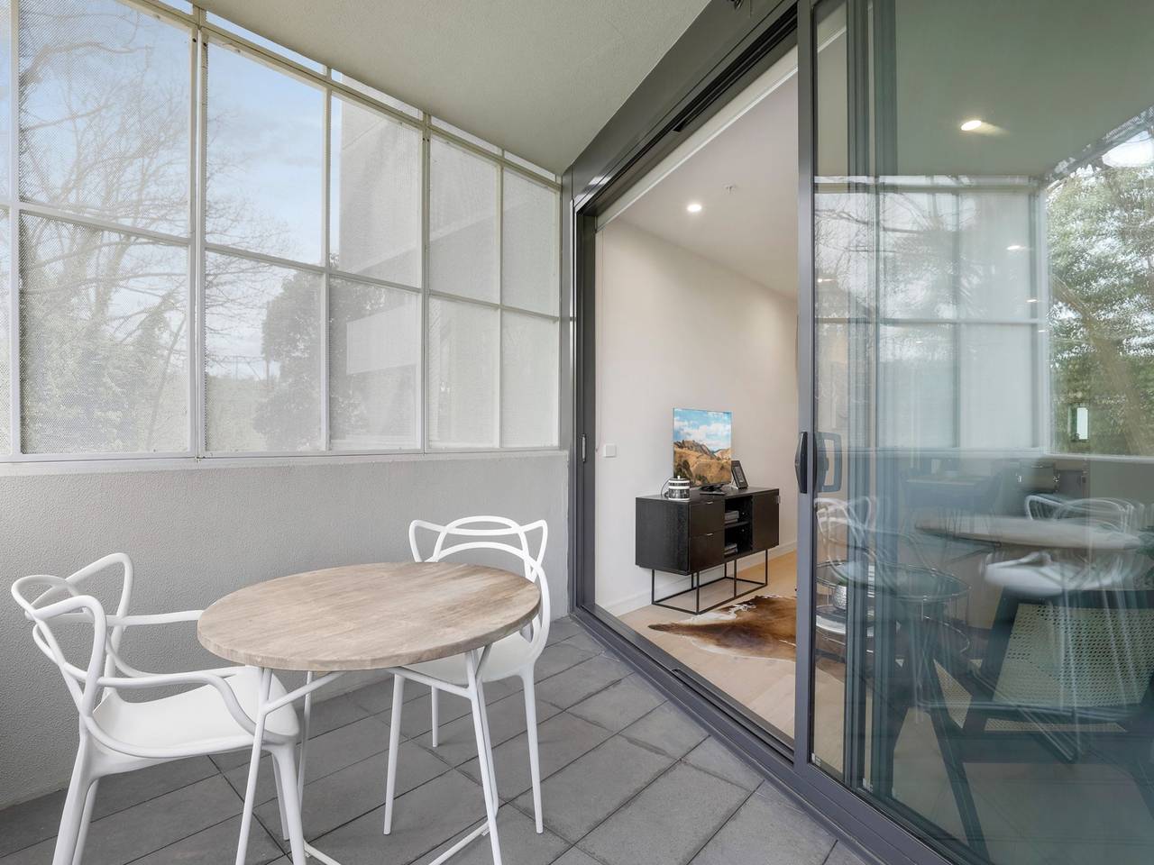 Entire apartment, Modern 2-Bed Ivanhoe unit with Parking in Melbourne, Victoria
