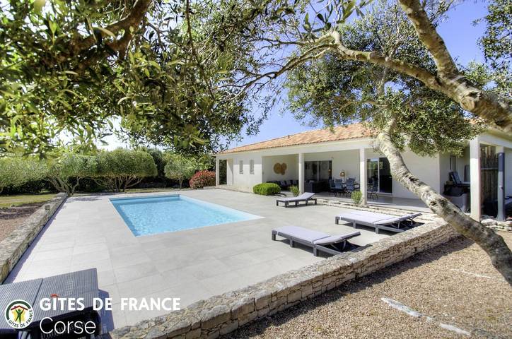 Gîte pour 6 personnes, avec Terrasse ainsi que Jardin et Piscine