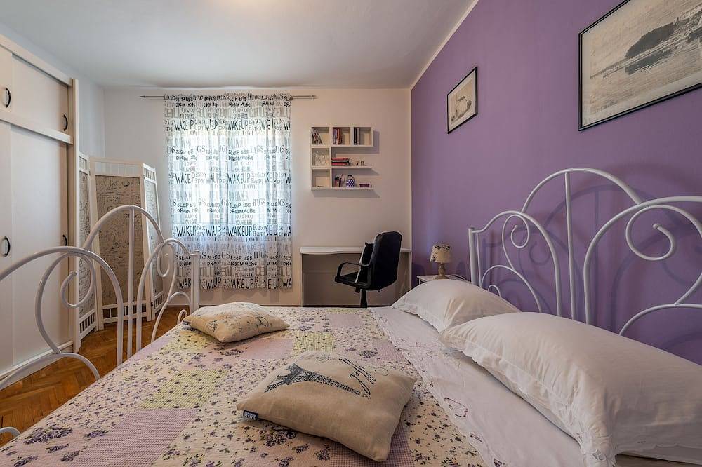 Little House by the Sea, Beachfront, Parking, Wifi in Preko, Isla de Ugljan