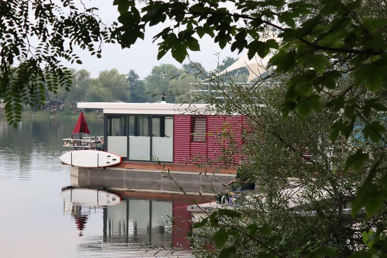 Floatinghouse Caliene: Seeblick, Kamin & Terrasse mit viel Natur in Höxter, Kreis Höxter