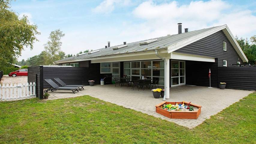 Ferieudlejning for 13 personer, med pool og terrasse såvel som sauna og jacuzzi i Falster