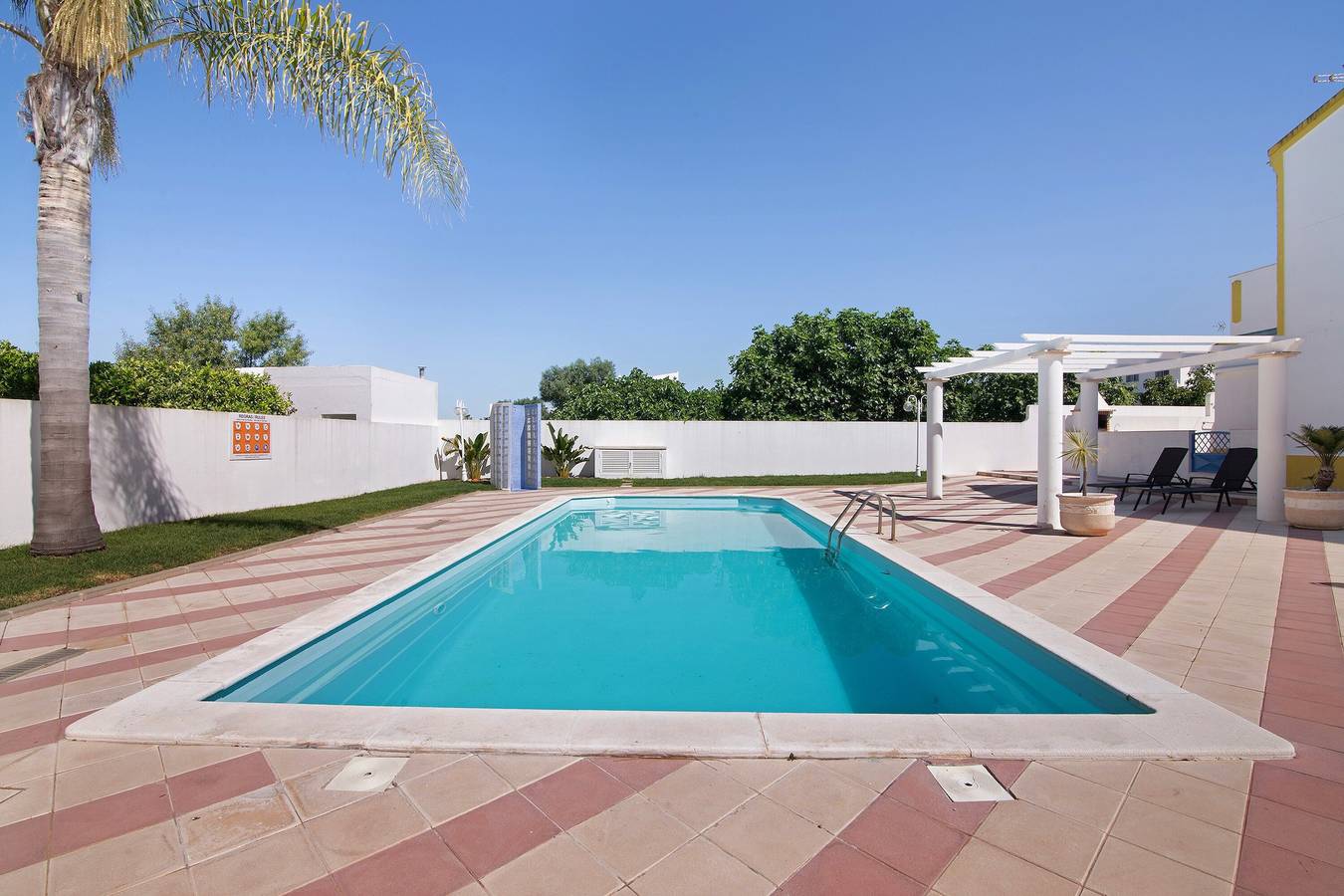 Villa 'Constança' con piscina compartida, Wi-Fi y aire acondicionado in Manta Rota, Ria Formosa