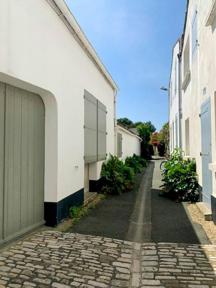 Vous découvrirez une maison en pierre située dans une ruelle tranquille sur l'Île de Ré in Les Portes-en-Ré, Île de Ré