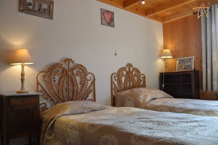 Ganze Wohnung, Aussen : Wohnung für 4-6 Personen, im Dorfzentrum, Südbalkon mit schöner Aussicht,  -​Innen : ca. 65 in Saint Luc, Anniviers