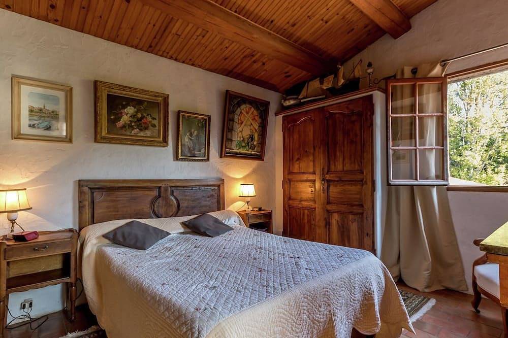 Holiday Home in Le Luc with Pool & Vineyards in Le Luc, Draguignan region