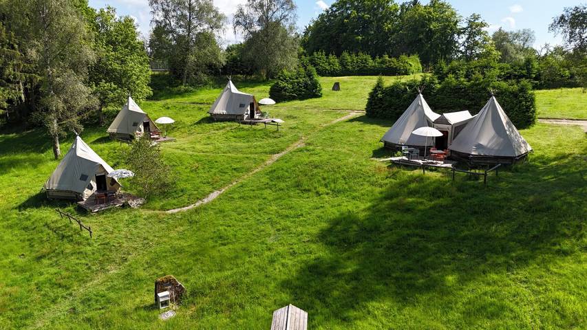 Tipi pour 4 personnes, avec terrasse et vue sur le lac, animaux acceptés dans Nièvre