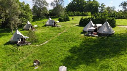 Tipi pour 4 personnes, avec vue sur le lac et terrasse, animaux acceptés en Bourgogne-Franche-Comté