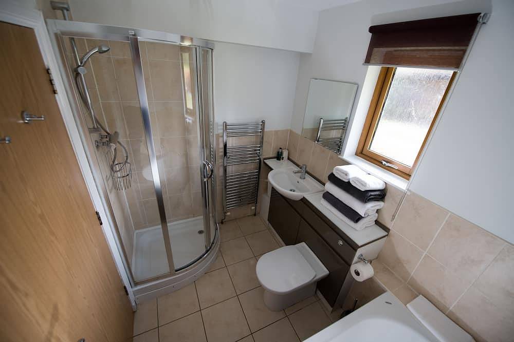 Luxury chalet with hot tub and loch views in Loch Lomond, Stirling und Umgebung