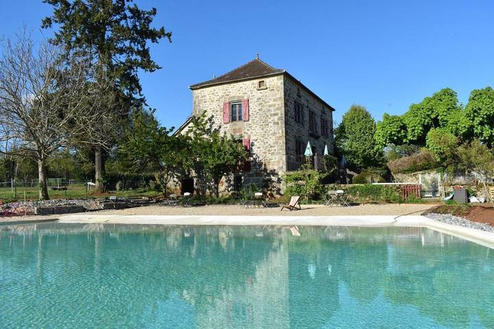 Chambre d’hôte pour 2 personnes, avec piscine ainsi que jardin et vue dans le Lot