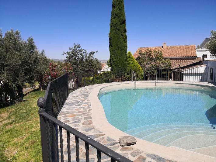 Hotel para 4 personas, con piscina además de jardín y jacuzzi, Se admiten mascotas en Nigüelas - 3