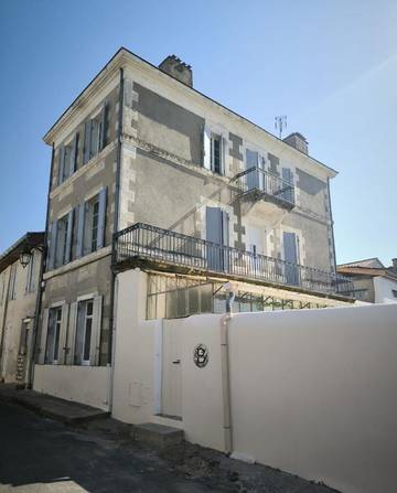 Location de vacances pour 2 personnes, avec jacuzzi ainsi que piscine et jardin à Sainte-Bazeille