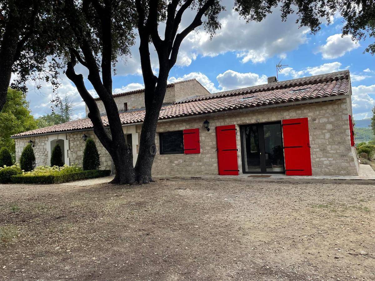 Les Néfliers Gîte in Céreste, Regionaler Naturpark Luberon