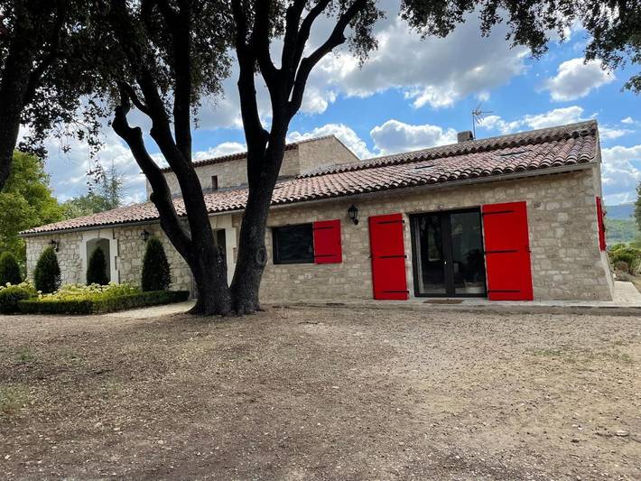 Location de vacances pour 2 personnes, avec vue ainsi que piscine et jardin à Céreste - 2