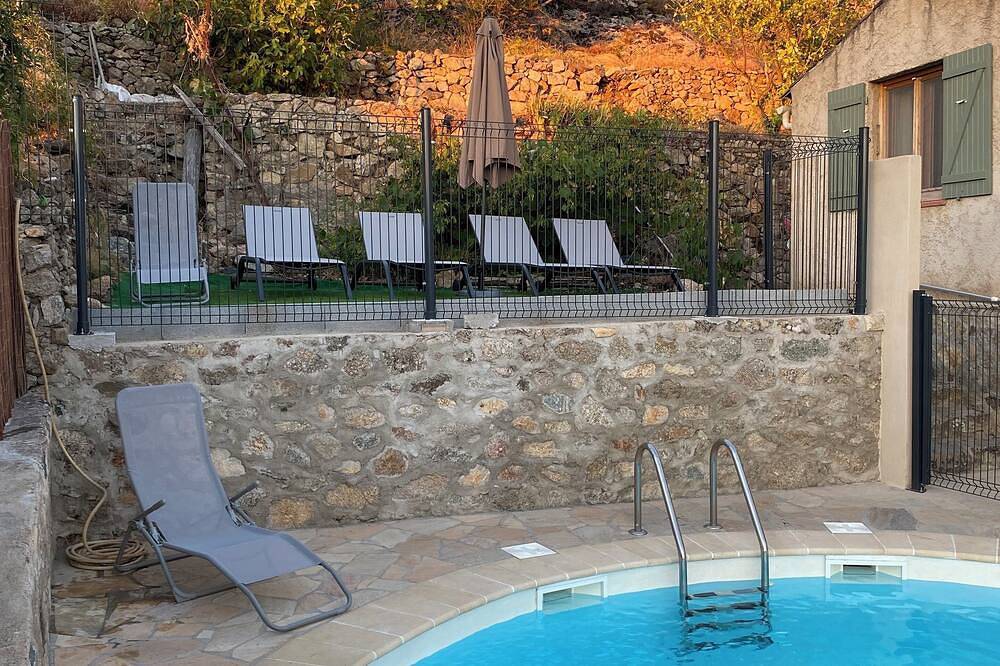 Air-conditioned village house with swimming pool -Casa Orsini - in Nessa, Région de Calvi