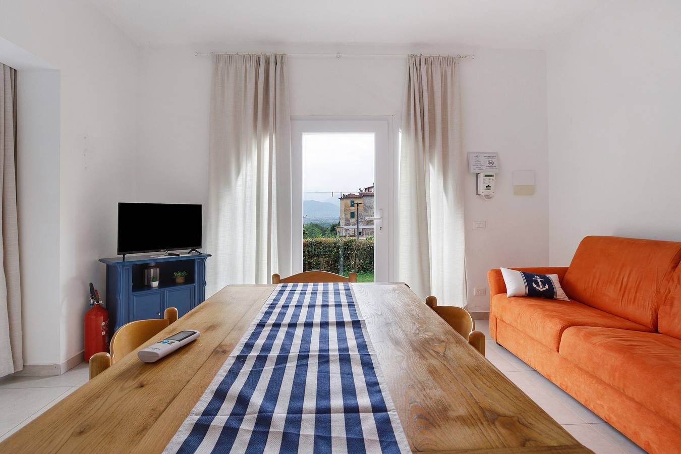 Appartamento intero, Appartamento 'Montemare' con Giardino Privato, Wi-Fi e Aria Condizionata in Ameglia, Comune di Ameglia