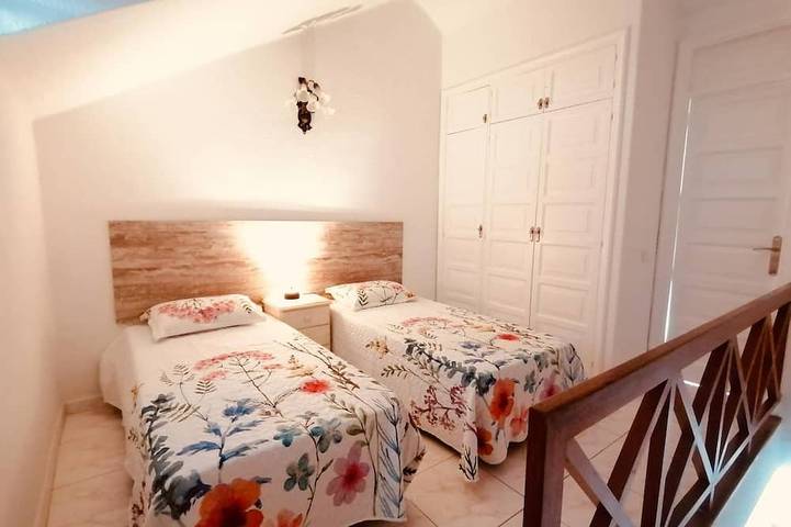 Appartement entier, Maison de vacances Americas II, duplex calme et lumineux, piscine et proche mer in Playa del Búnker (Arona), Arona