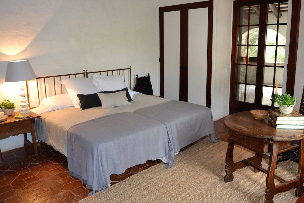 Masia Sitges Mas Peirot.  Authentic, Impressive Garden , 2 min. Beach in Cunit, Costa Dorada