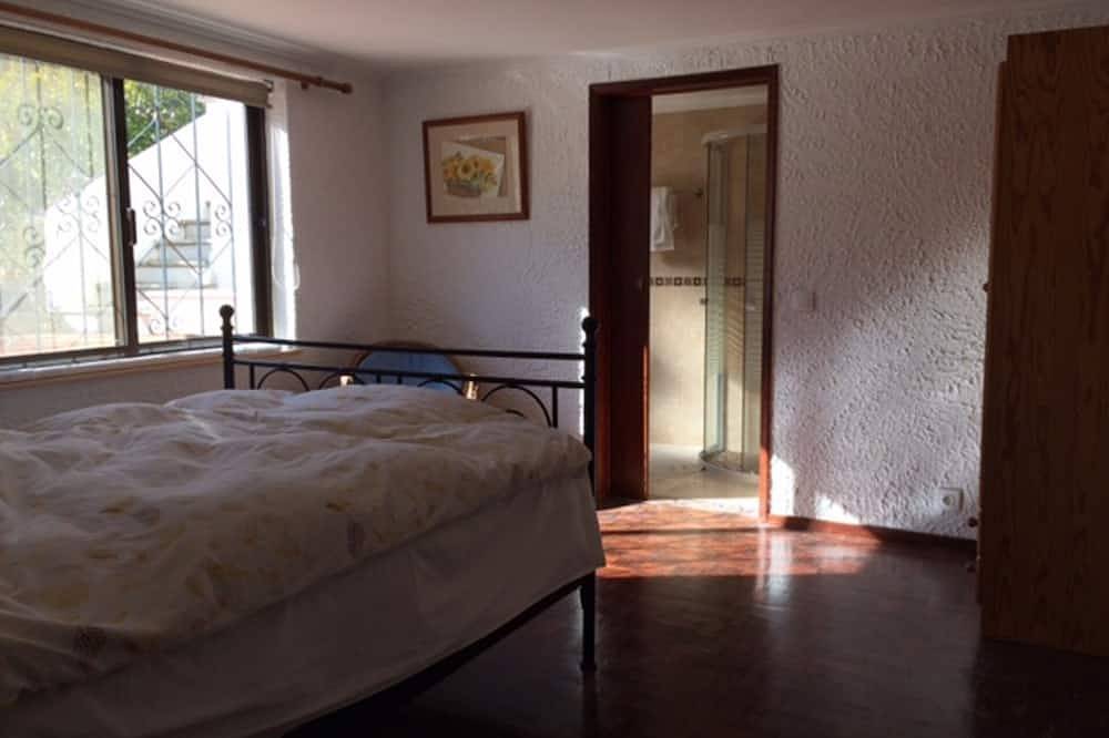 Large private villa with swimming pool, large garden, four bedrooms, lounge and dining room. Calmly in Portimão, Faro District