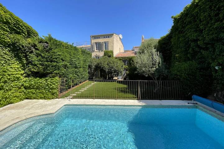 Location de vacances pour 10 personnes, avec terrasse ainsi que jardin et piscine, adapté aux familles à Lambesc - 3