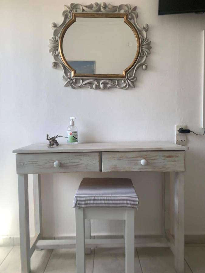 Gîte pour 2 personnes, avec vue ainsi que vue sur le lac et jardin dans Matala - 3