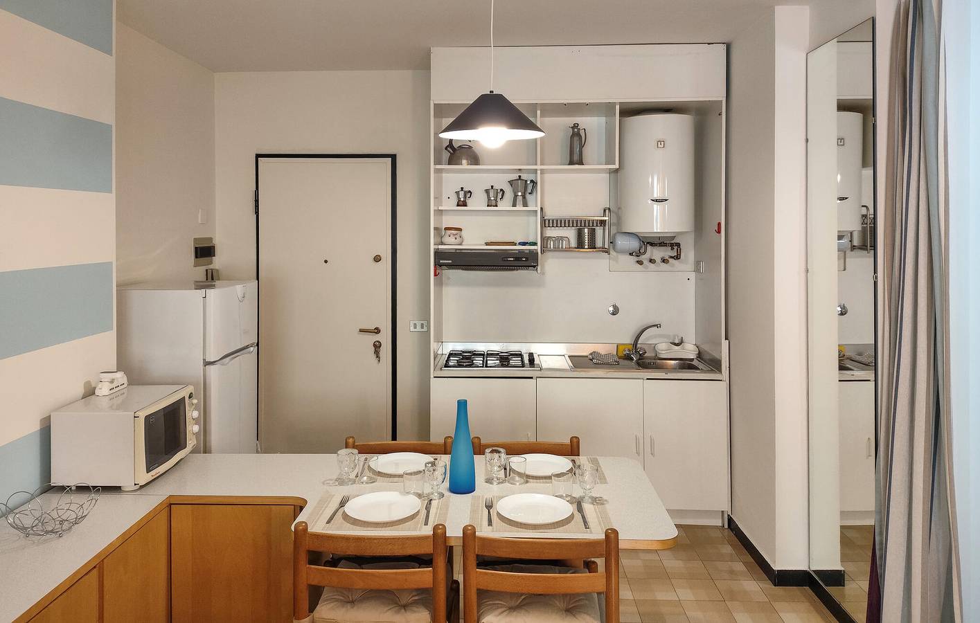 Ganze Ferienwohnung, Appartement am Strand mit Parkplatz, AC, Terrasse und Küche in Lavagna, Lavagna Gemeinde