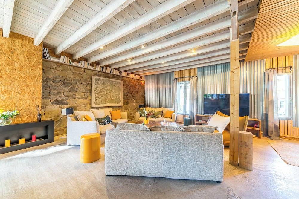 Loft urbain d'exception avec piscine : l'adresse idéale pour vacances rêvées. in Brive-la-Gaillarde, Région de Brive-la-Gaillarde