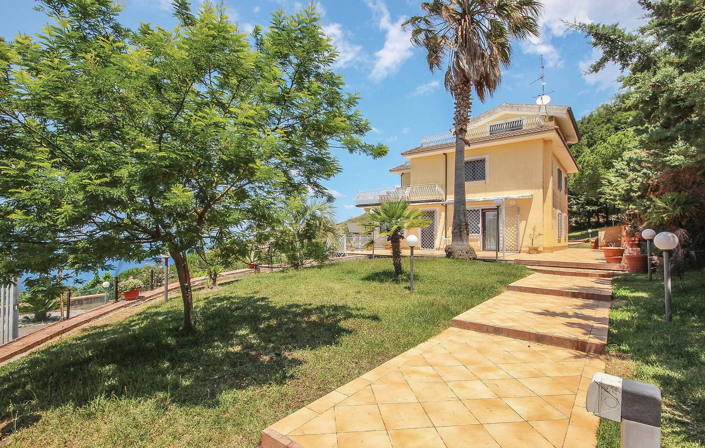 Gemütliches Apartment mit Meerblick, Pool und Garten, 1,5 km vom Strand entfernt in Cilento