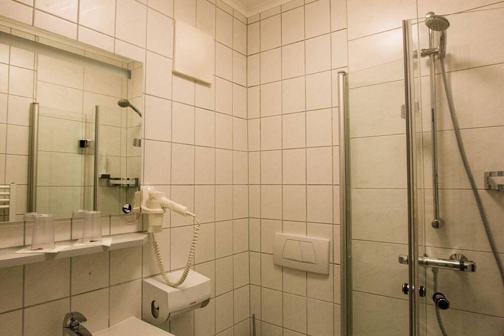 Dreibettzimmer mit Dusche, W - Gasthof Egidiwirt in Murau, Westliche Obersteiermark