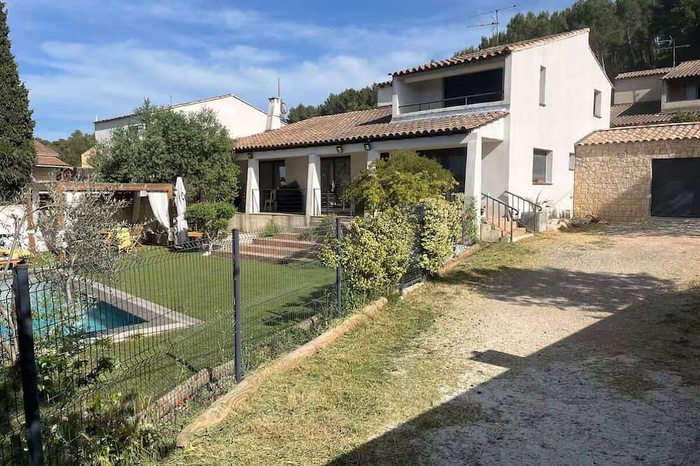 Maison au calme, avec jardin et piscine à 15 min d'Aix en Provence. in Gardanne, Côte méditerranéenne (France)