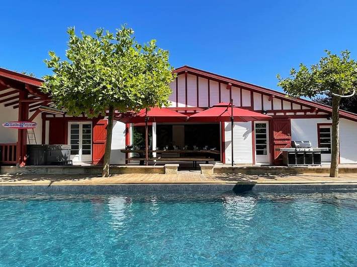 Villa pour 10 personnes, avec jardin ainsi que vue et piscine, animaux acceptés