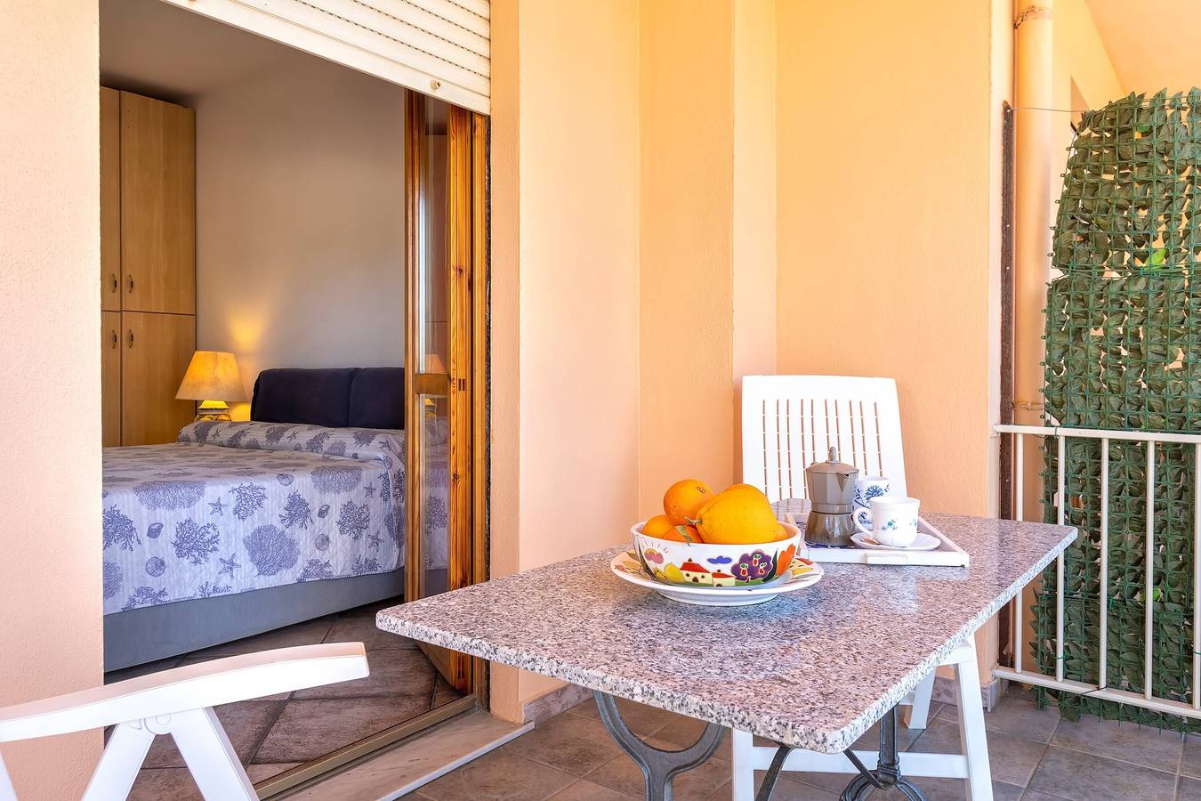 Appartamento intero, Appartamento "Rosso Marrone" con vista mare, terrazza privata e Wi-Fi in Lido di San Giovanni, Pivarada