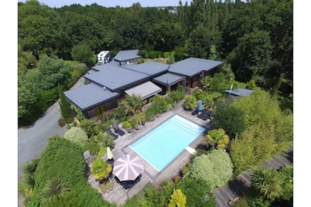 Gite with swimming pool and beach  in Le Tour-du-Parc, Côte des Mégalithes