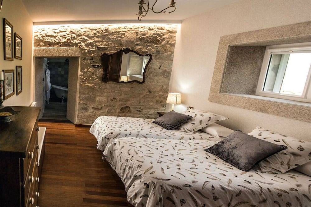Casa Rural Con Piscina Y Cerca De La Playa in Carballo, Costa de Galicia