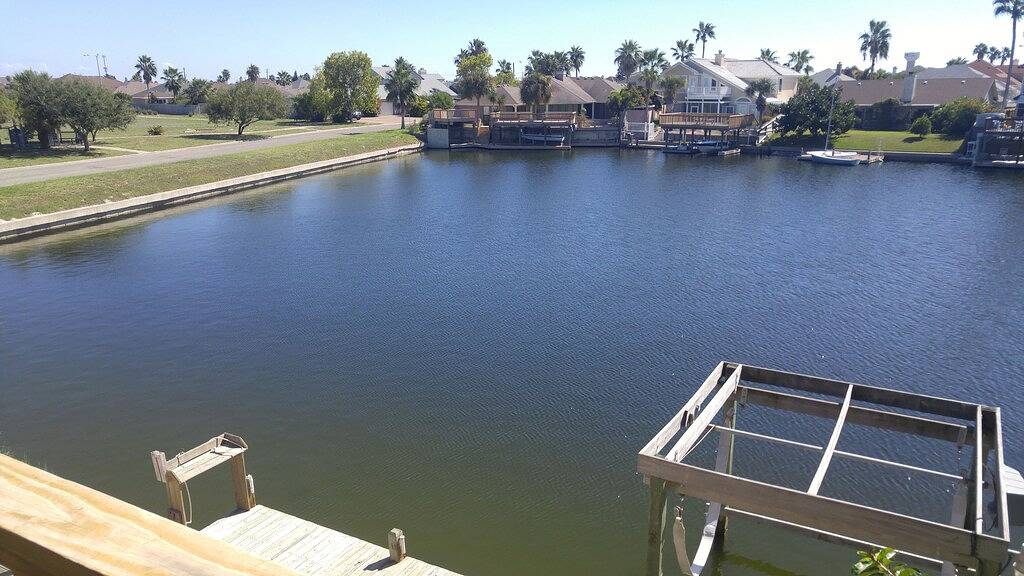 Top Level Canal Water Front Home mit Bootsanlegestelle und extra Parkplatz! in North Padre Island, Corpus Christi