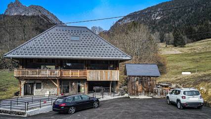 Gîte pour 14 personnes, avec sauna et vue ainsi que terrasse et jardin, animaux acceptés à Bellecombe-en-Bauges