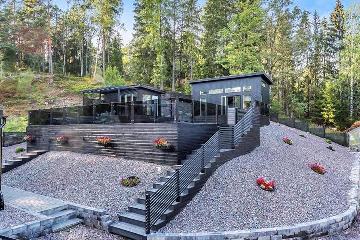 Villa för 2 Personer, med Balkong samt Bubbelpool och Terass och Trädgård i Åkersberga