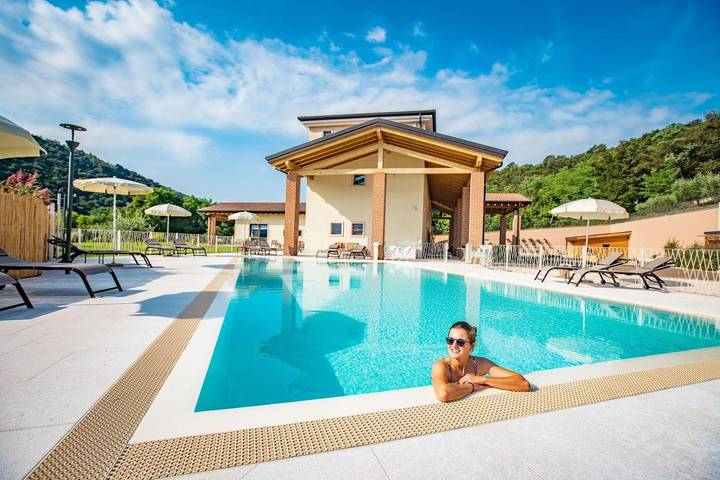 Privatzimmer für 4 Personen, mit Sauna und Garten sowie Pool und Ausblick in Costermano